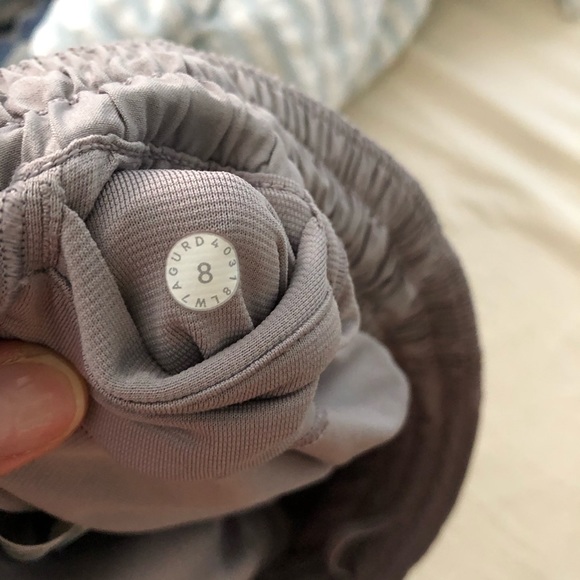 Lululemon hotty hot shorts 2.5” dark chrome size 8 - Picture 6 of 8